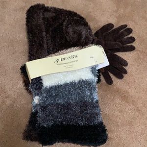 NWT feather chenille 3-pc set. Scarf, hat and gloves. One size fits most.